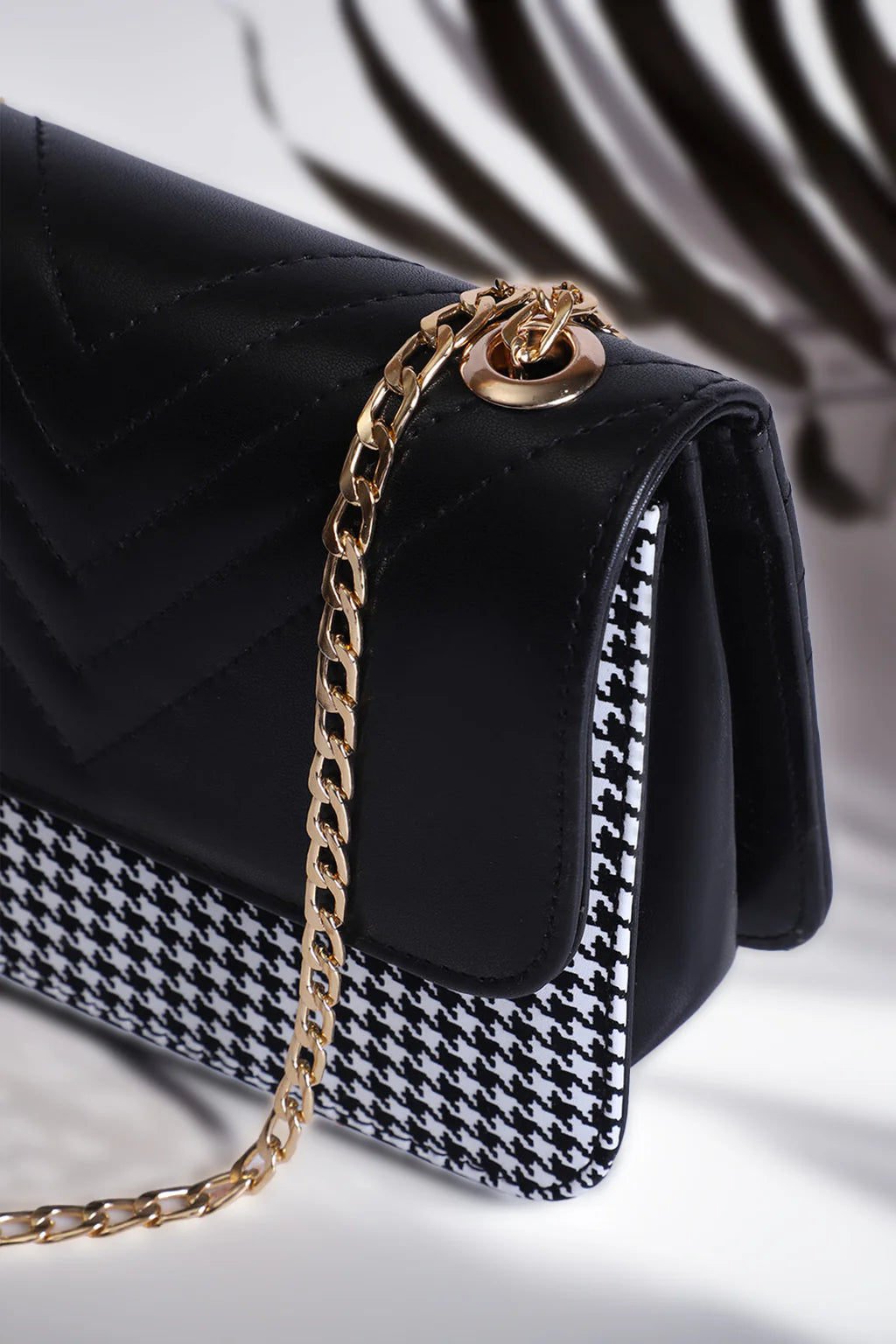 Culture Shoulder Bag ChevronFlap - Black