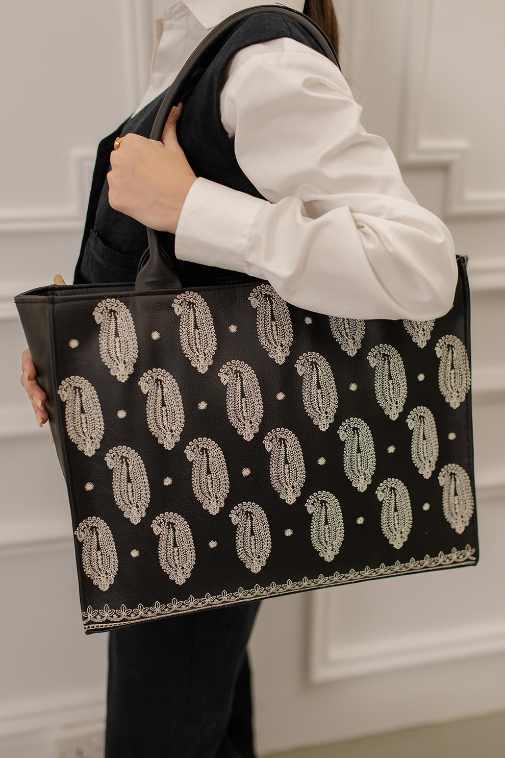Culture Embroidery Tote Vintage Black