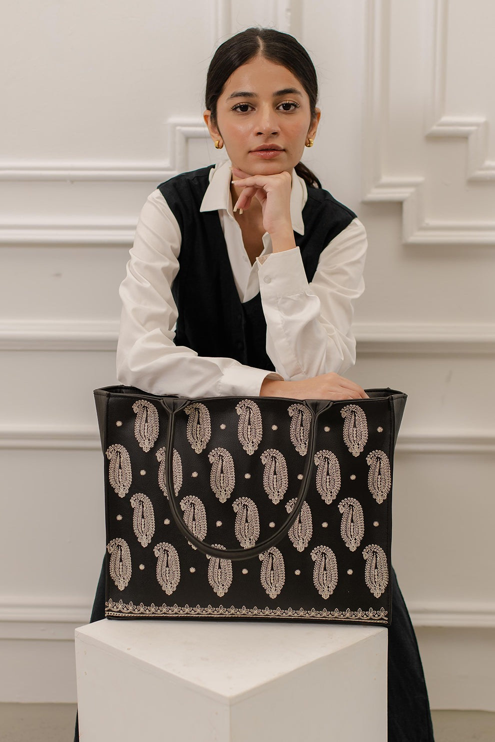 Culture Embroidery Tote Vintage Black